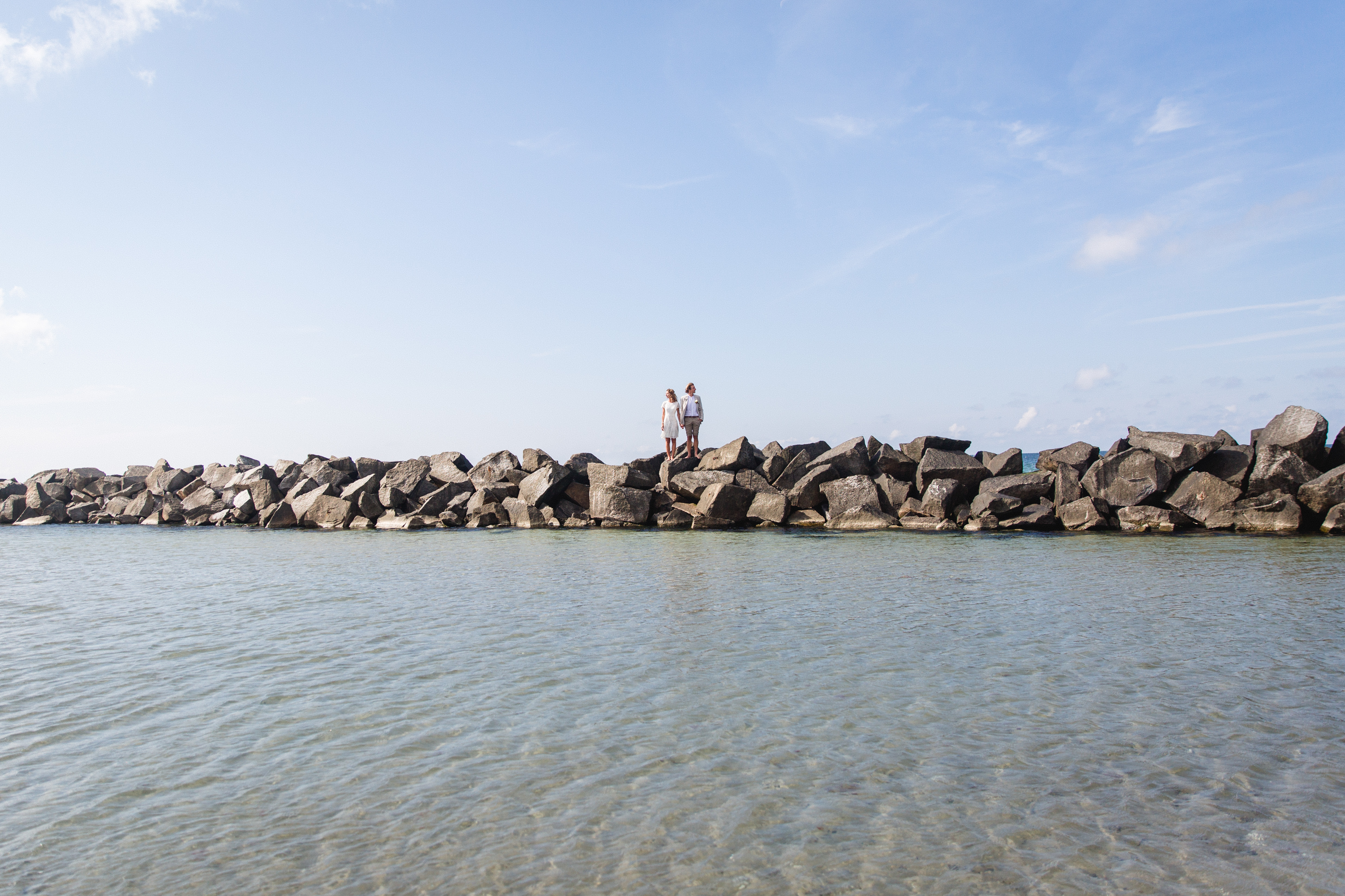 Hochzeitsshooting auf den Steinen am Strand.