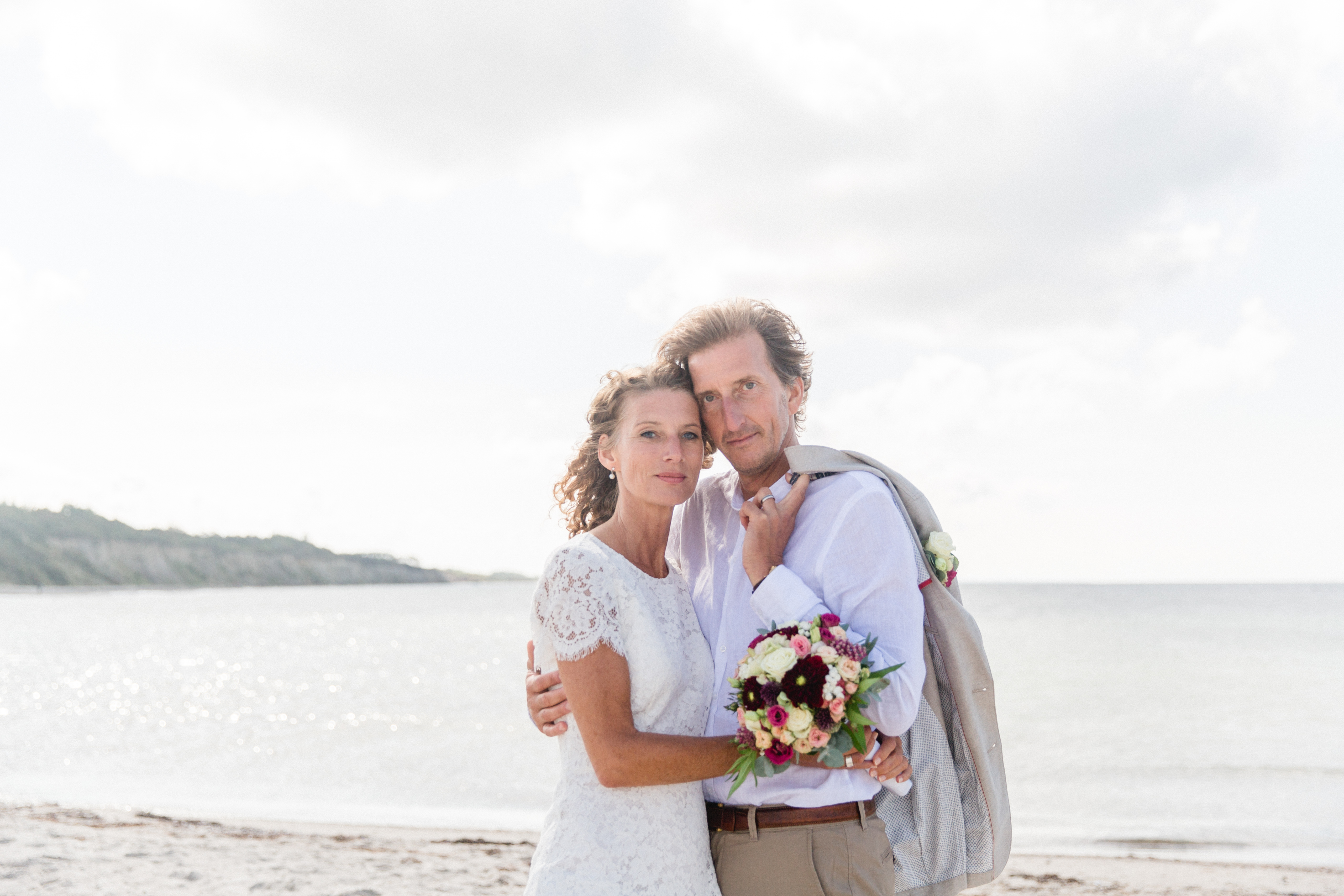 Verliebtes älteres Paar beim Shooting an der Ostsee.