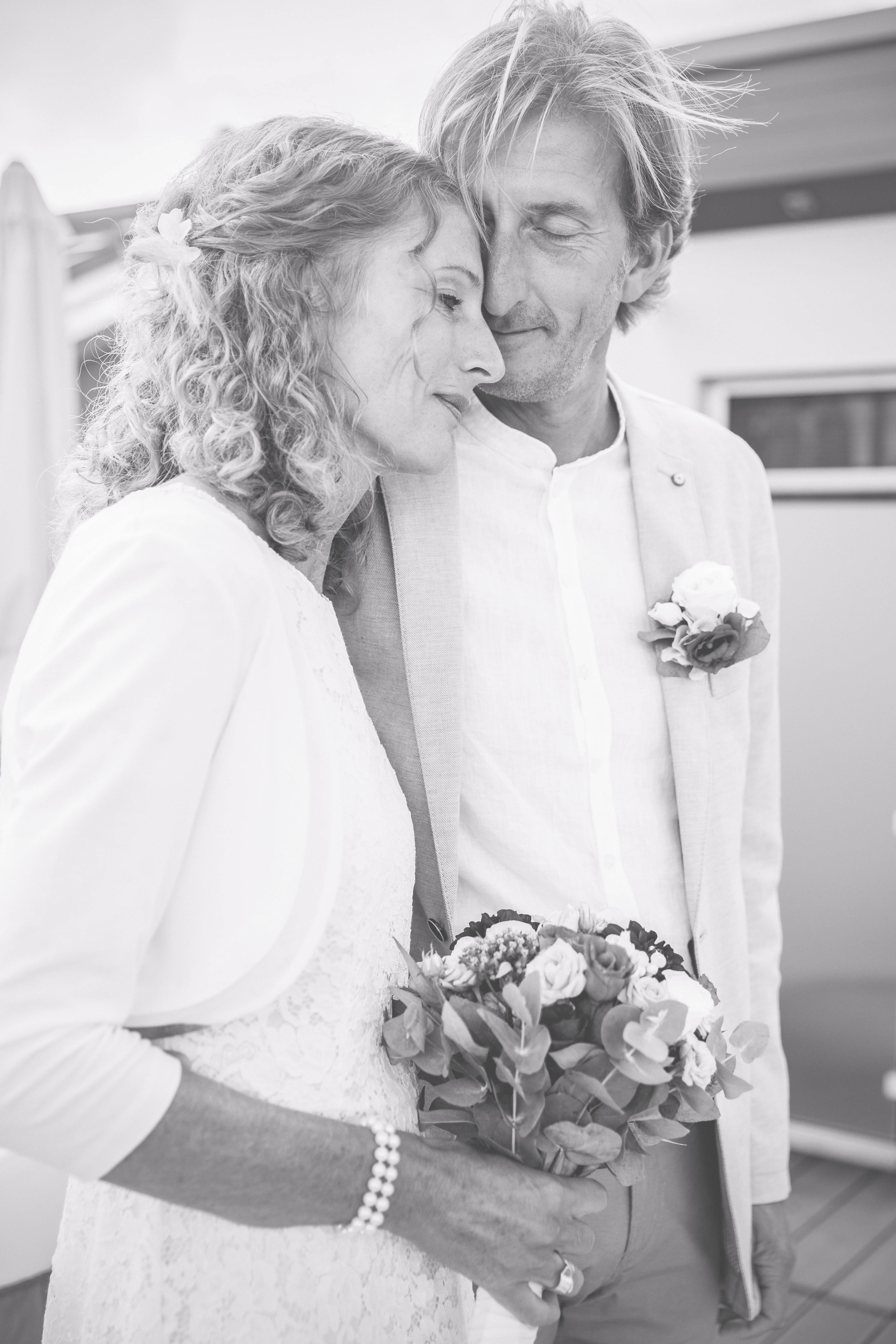 Emotionaler Moment während der Strandhochzeit an der Ostsee.