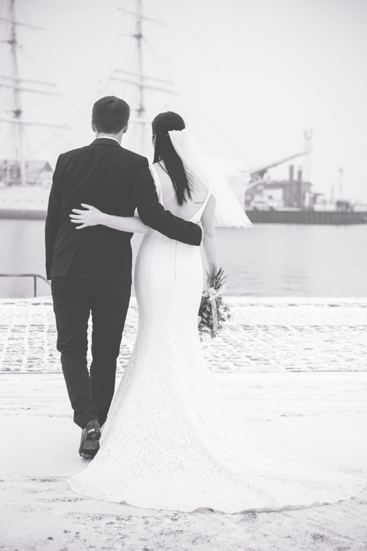 Brautpaarfotoshooting im Winter am Hafen von Stralsund.