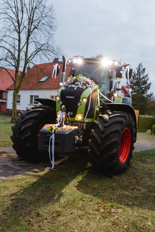 Der Traktor als Brautauto.