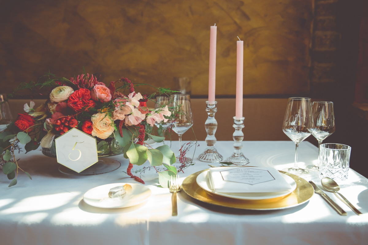 Hochzeitsfoto des gedeckten Hochzeitstisches.