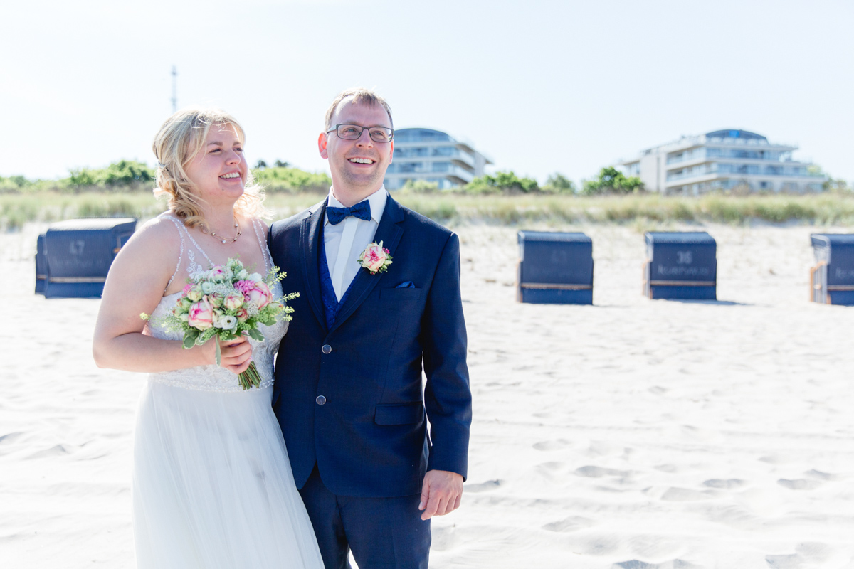Brautpaar am Strand vor dem The Grand Hotel in Ahrenshoop.