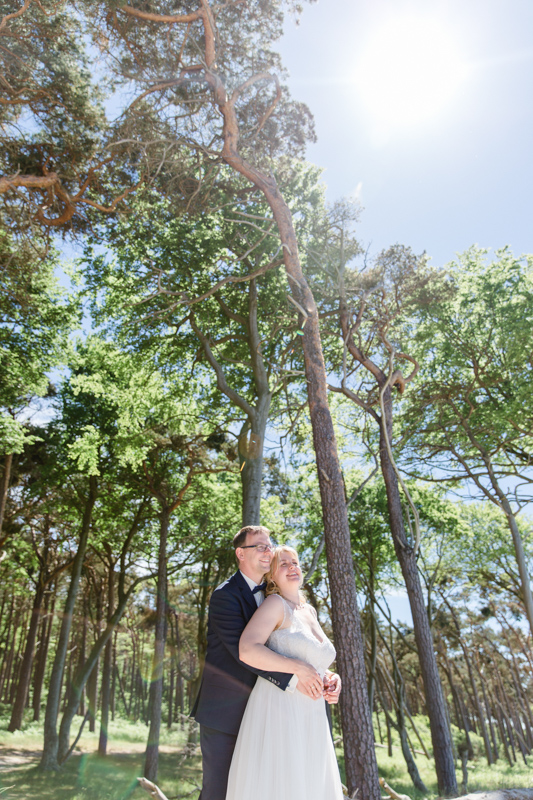 Die Hochzeitsfotografin Rostock geht mit dem Paar gern zum Shooting an den Weststrand.