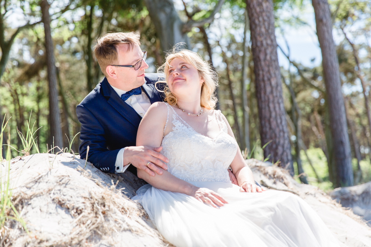 Brautpaar beim Fotoshooting am Weststrand.