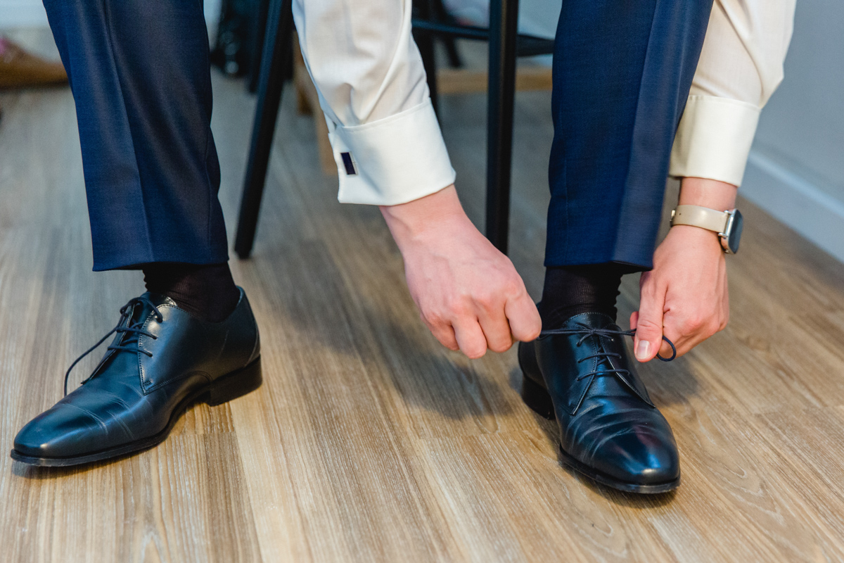 Getting Ready des Bräutgams fotografiert von der Hochzeitsfotografin.