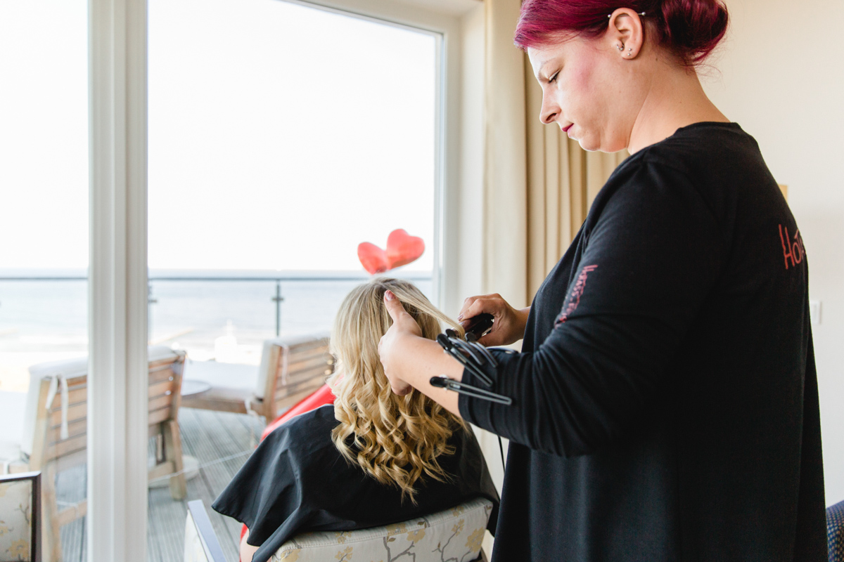 Getting Ready der Braut mit Meerblick.