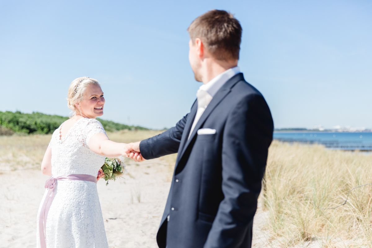 Ausgefallene Brautpaarfotos am Meer.