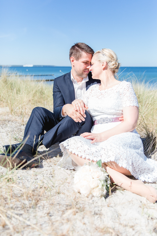 Kuschelzeit beim Brautpaarfotoshooting.