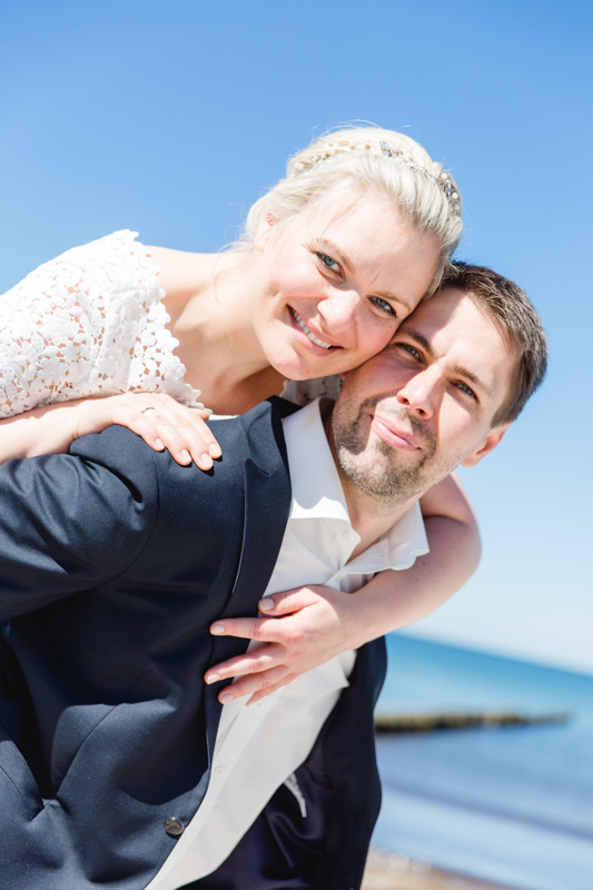 Fotoshooting mit Brautkleid direkt am Strand.