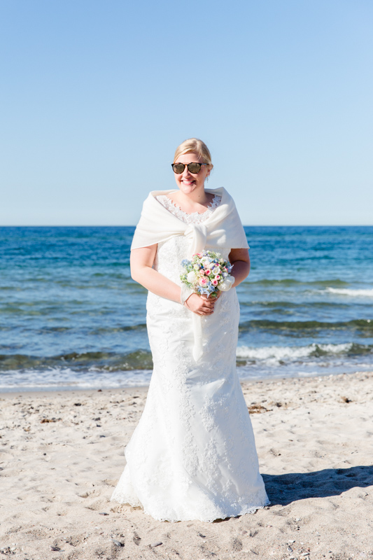 Hochzeitsfoto einer Braut am Strand in Heiligendamm.