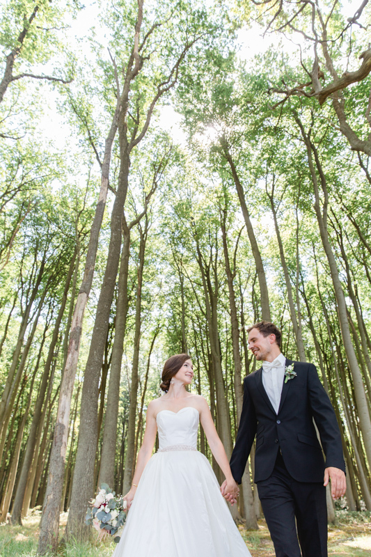 Brautpaarfotoshooting im Wald.
