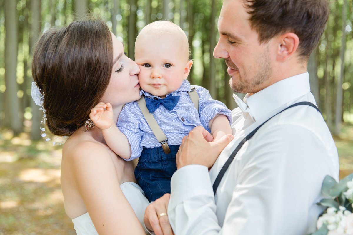 Brautpaarfotoshooting mit Kind.