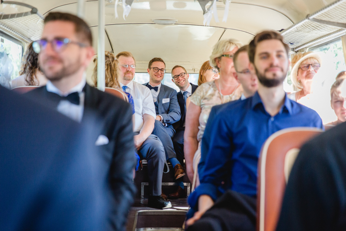 Hochzeitsgesellschaft im Oldtimerbus.