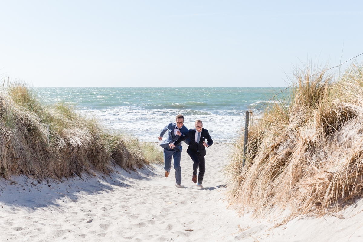 Paarshooting mit zwei Männern am Strand.