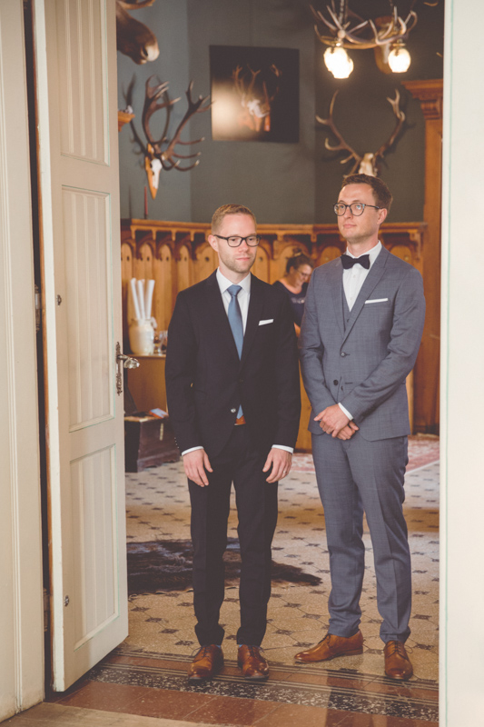 Hochzeit zweier Männer im Jagdschloss.