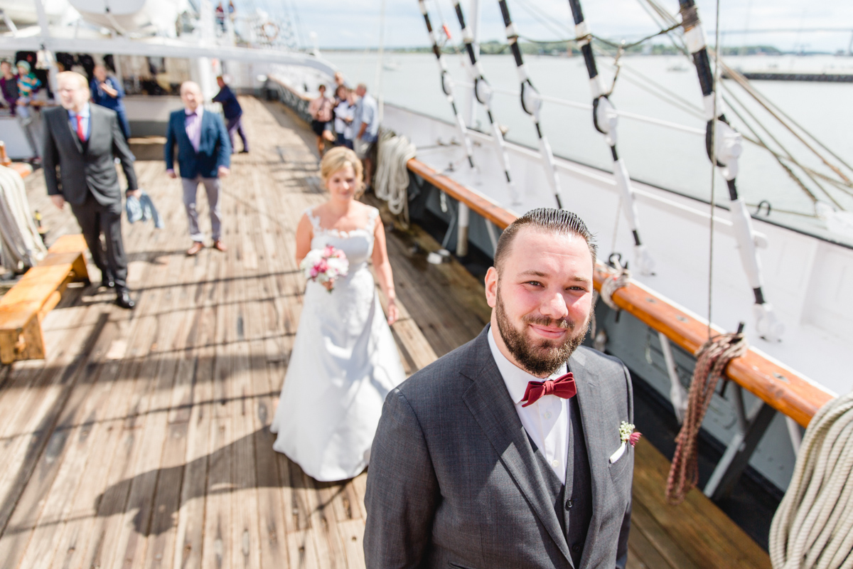 First Lokk des Brautpaares auf der Gorch Fock in Stralsund.