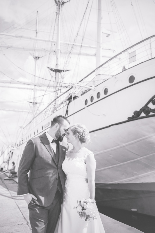 Brautpaar beim Fotoshooting vor der Gorch Fock.