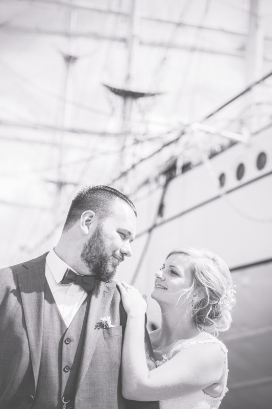 Brautpaarfotoshooting an der Gorch Fock in Stralsund.