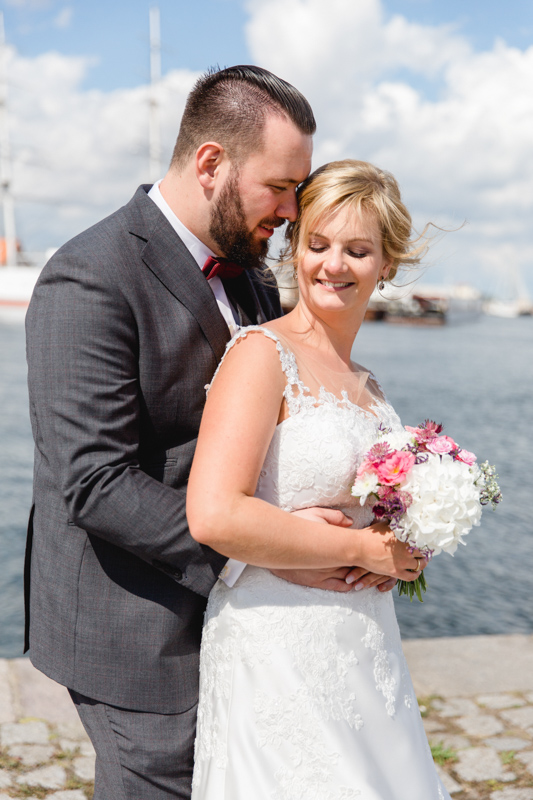 Verliebtes Brautpaar beim Fotoshooting in Stralsund.