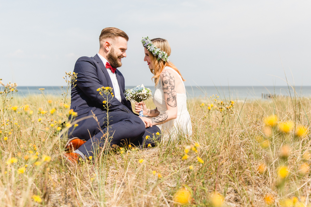 Brautpaarfotoshooting in den blühenden Dünen.