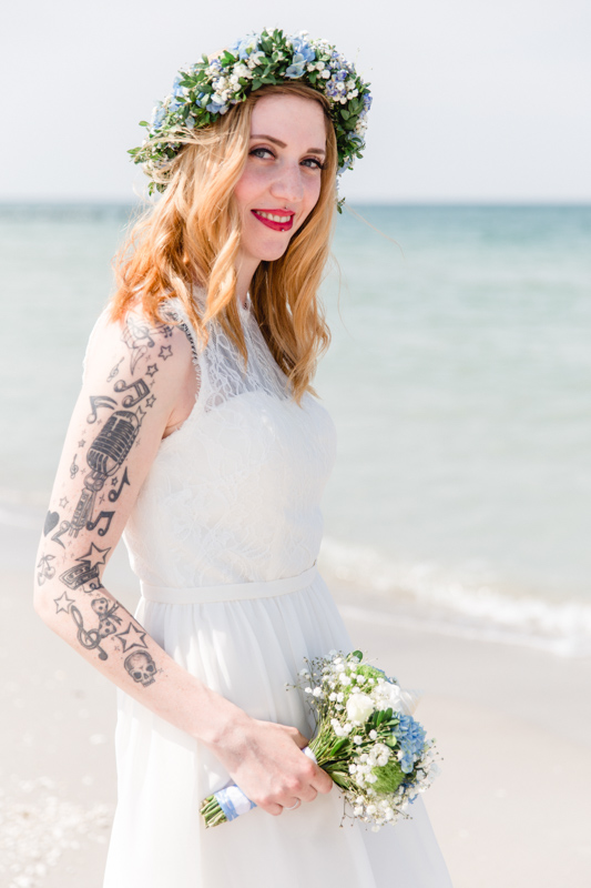 Tätowierte Braut beim Fotoshooting.