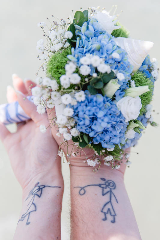 Hochzeitsfoto vom Brautstrauß mit Tatto.