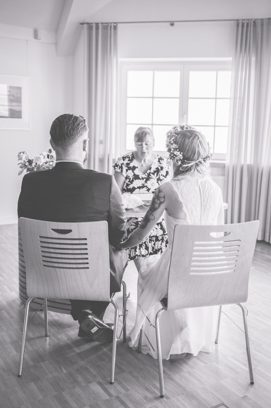 Brautpaar während der Hochzeit in Zingst.