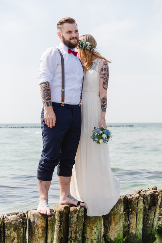 Tätowiertes, junges Brautpaar beim Fotoshooting.