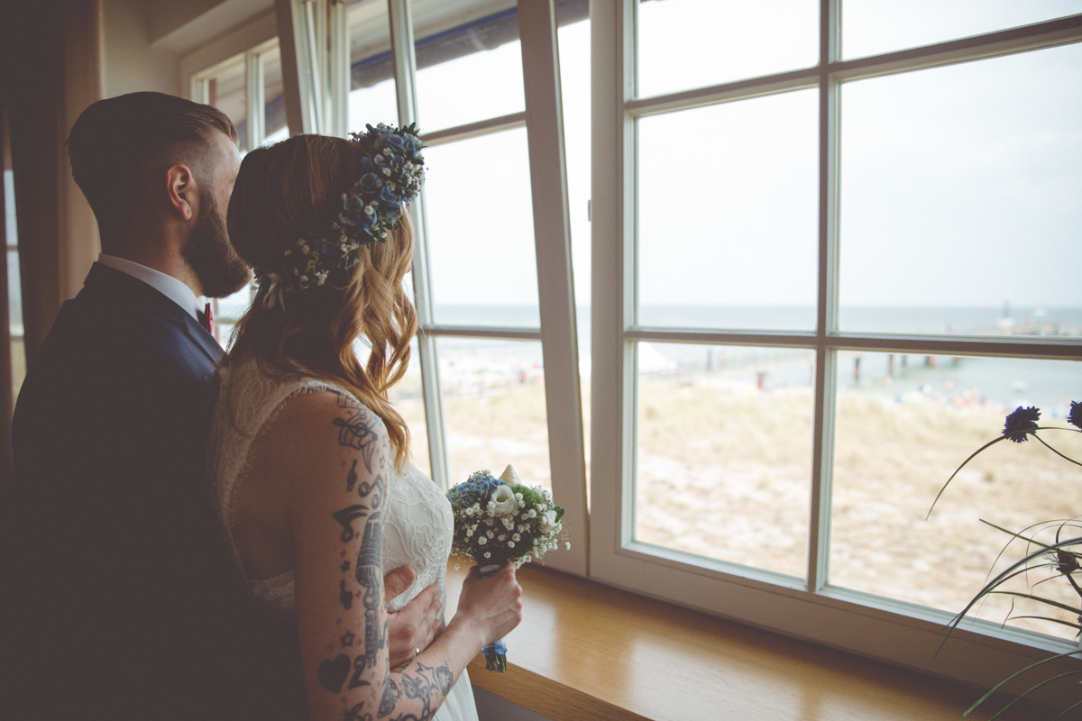Blick des Paares aus dem Kurhaus in Zingst.