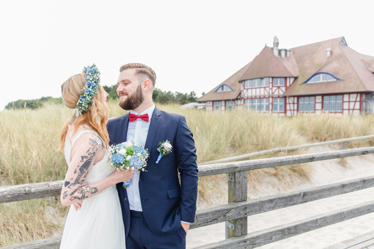 Brautpaar am Standesamt, dem Kurhaus Zingst.