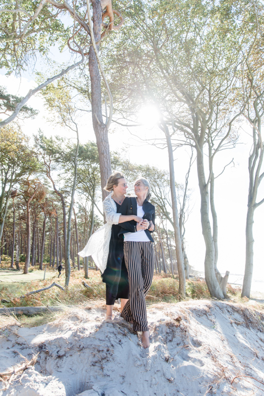 Fotoshooting am Weststrand mit gleichgeschlechtlichem Paar.