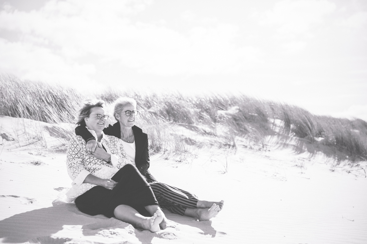 Brautpaarshooting am Strand mit zwei Frauen.