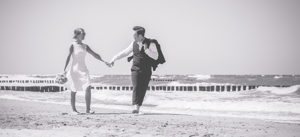 Brautpaar beim Fotoshooting am Strand von Kühlungsborn.