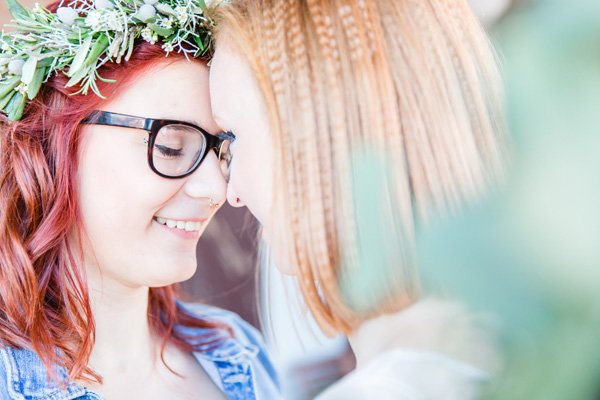 Zwei Bräute sagen ja – Vicky und Johanna genießen ihre entspannte freie Trauung mit Wasserblick.