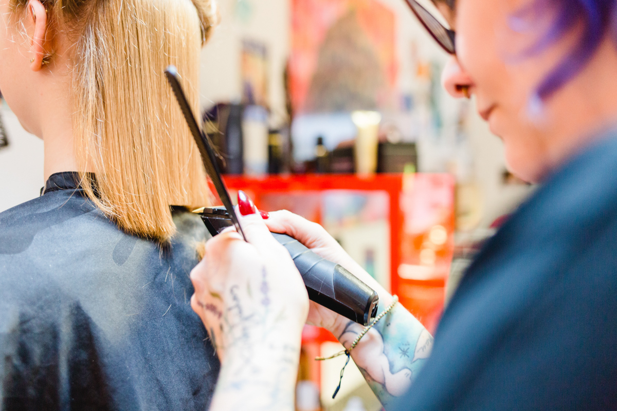 Hochzeitsfoto einer Braut beim Haare schneiden.