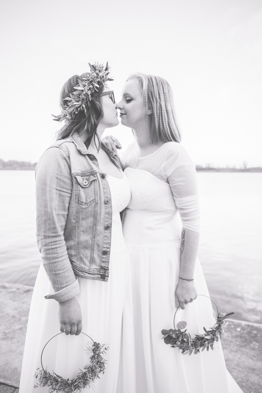 Hochzeitsfotoshooting eines lesbischen Paares.