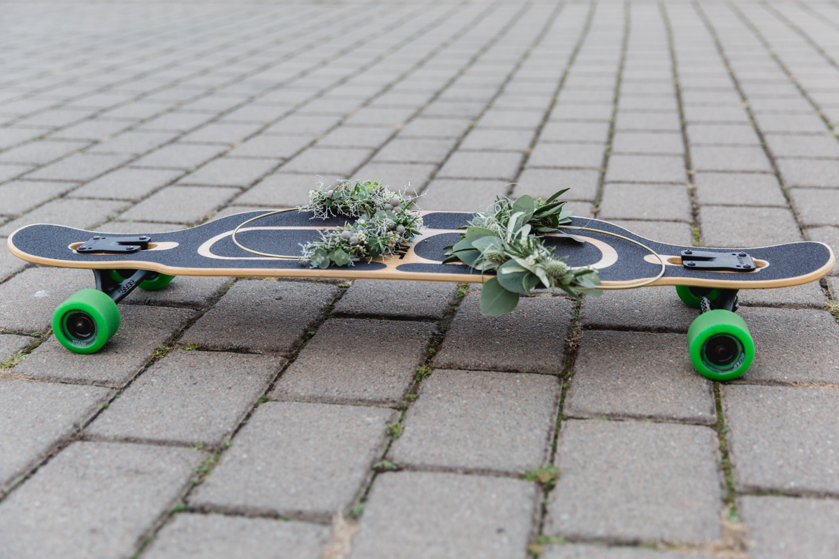 Braut Bouqet liegend auf einem Longboard.