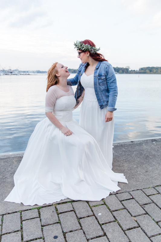 Mrs und Mrs beim Fotoshooting in Rostock.