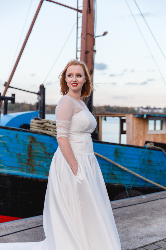 Braut beim Fotoshooting im Stadthafen Rostock.