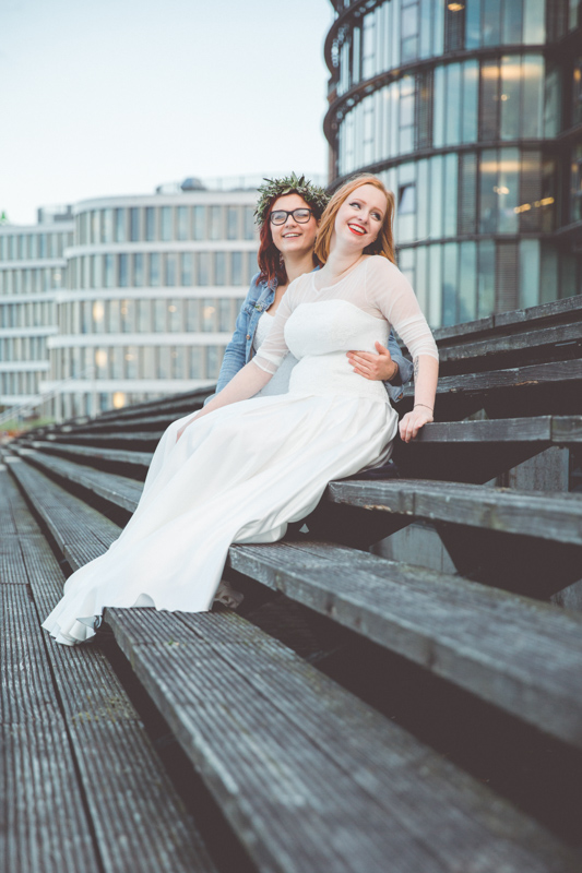 Zwei Frauen beim Hochzeitsfotoshooting im Stadthafen von Rostock.