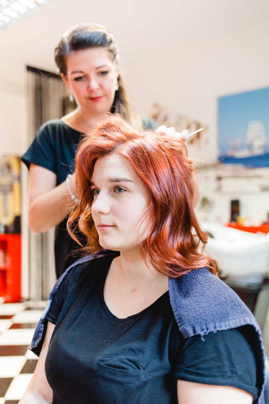 Die Hochzeitsfotografin begleitet die Braut beim Frisieren und Schminken.