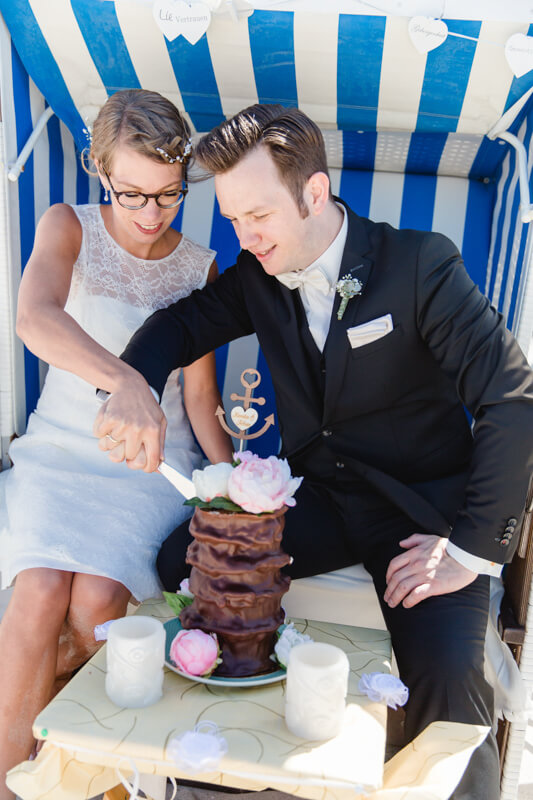 Brautpaar schneidet die Hochzeitstorte an.