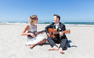 Eine entspannte Strandhochzeit mit Ukulele und Gitarre