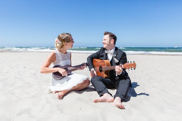 Eine entspannte Strandhochzeit mit Ukulele und Gitarre