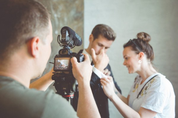 Hochzeitsfilmer aus Rostock bei der Arbeit.