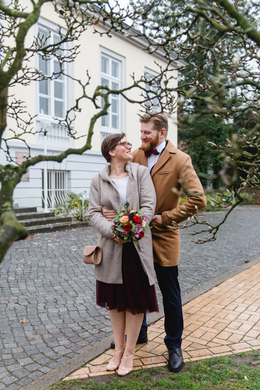 Brautpaar vor dem Standesamt Lübeck