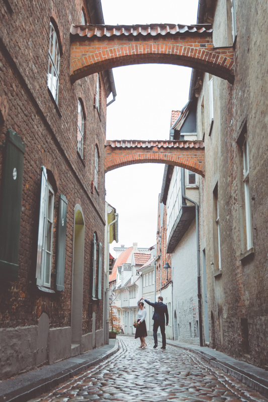 Hochzeitsfotoshooting in den Gassen von Lübeck.