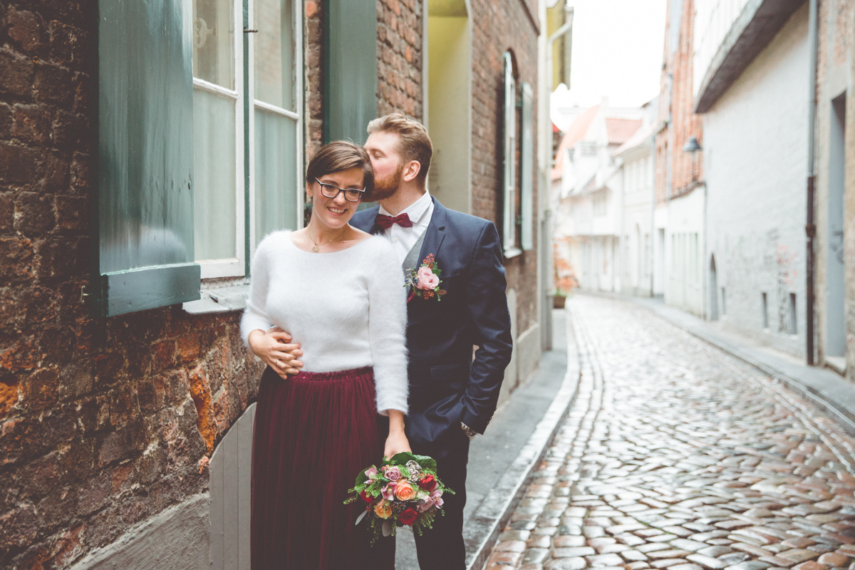 Verliebte Hochzeitsfotos aufgenommen in Lübeck.