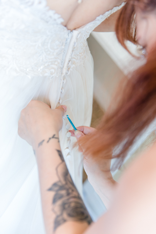 Detailfoto beim Ankleiden der Braut.